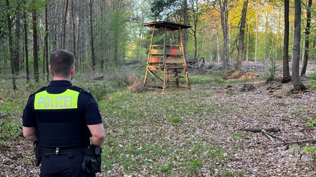 Sexuální hra v Německu se zvrtla, svázaný muž křičel v lese o pomoc